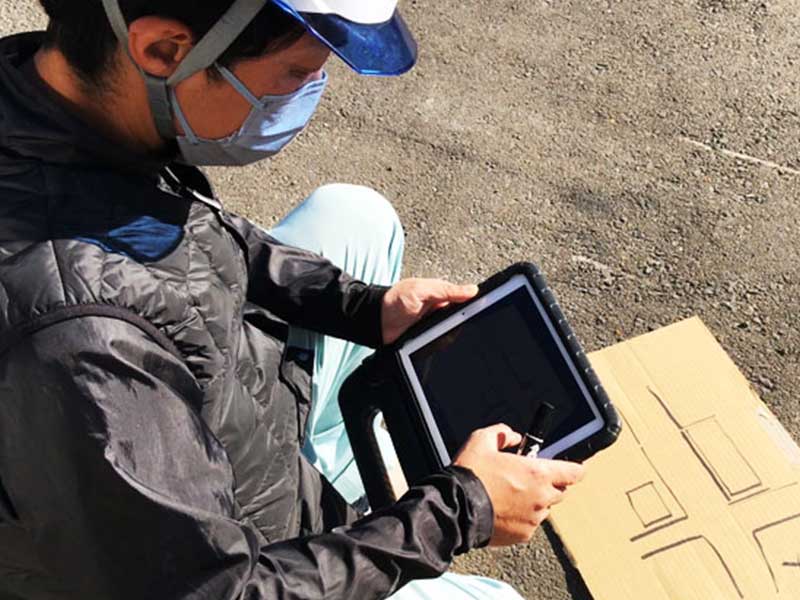 開発中のアプリをテストする様子